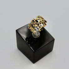Lade das Bild in den Galerie-Viewer, Ring mit Blumenmotiv Edelstahl - Gold