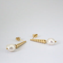 Lade das Bild in den Galerie-Viewer, Ohrringe mit Perle Edelstahl vergoldet
