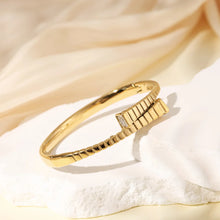 Lade das Bild in den Galerie-Viewer, Twist Bangle Gold
